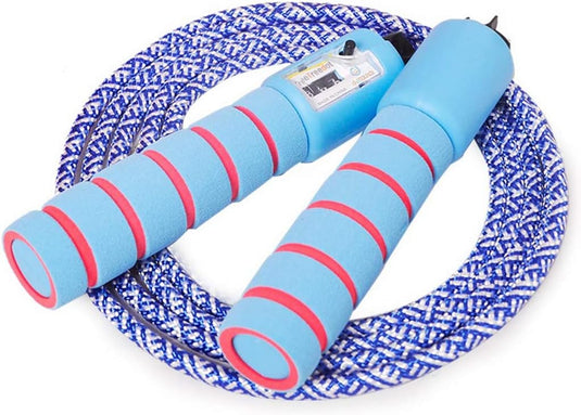 Het verstelbare springtouw voor kinderen en tieners bestaat uit een springtouw met blauw handvat, een digitale teller, rode accenten en een opgerold touw met blauw-wit patroon gemaakt van milieuvriendelijke materialen. De schuimrubberen handgreep zorgt voor comfort tijdens uw trainingen.