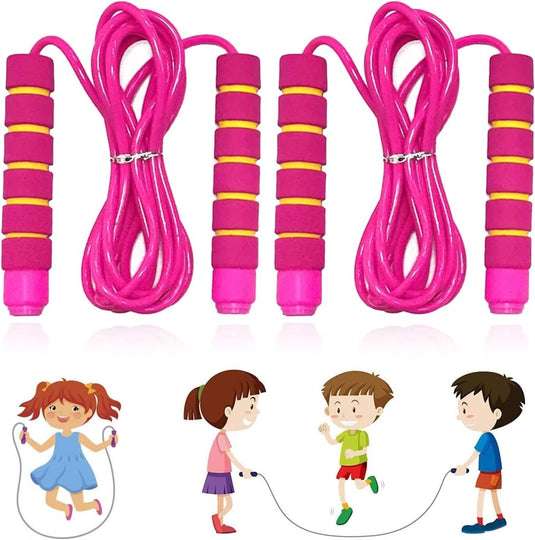 Vier roze verstelbare springtouwen met roze en geel gestreepte handvatten gemaakt van milieuvriendelijke materialen en voorzien van schuimrubberen handgreep voor comfort, zoals weergegeven in illustraties van spelende kinderen. Product: Verstelbaar springtouw voor kinderen en tieners - Comfortabel en duurzaam.