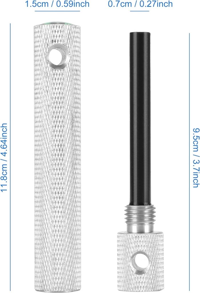 Laad afbeelding in Galerijviewer, De Robuuste vuurstarter voor outdooravonturen, een metalen gereedschap met een getextureerde grip en cilindrisch ontwerp, is 11,86 cm en 9,5 cm lang, met diameters van respectievelijk 1,5 cm en 0,7 cm. Het is perfect voor alle vuurstartbehoeften tijdens uw avontuur.

