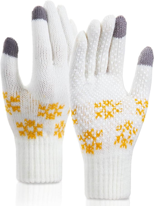 De "Warme handen, perfecte grip: Winterhandschoenen voor dames voor elke activiteit!" is gemaakt van wit breiwerk met gele sneeuwvlokpatronen en heeft grijze uiteinden op de duim, wijsvinger en middelvinger voor touchscreencompatibiliteit. Ideaal om verbonden te blijven in koud weer!.