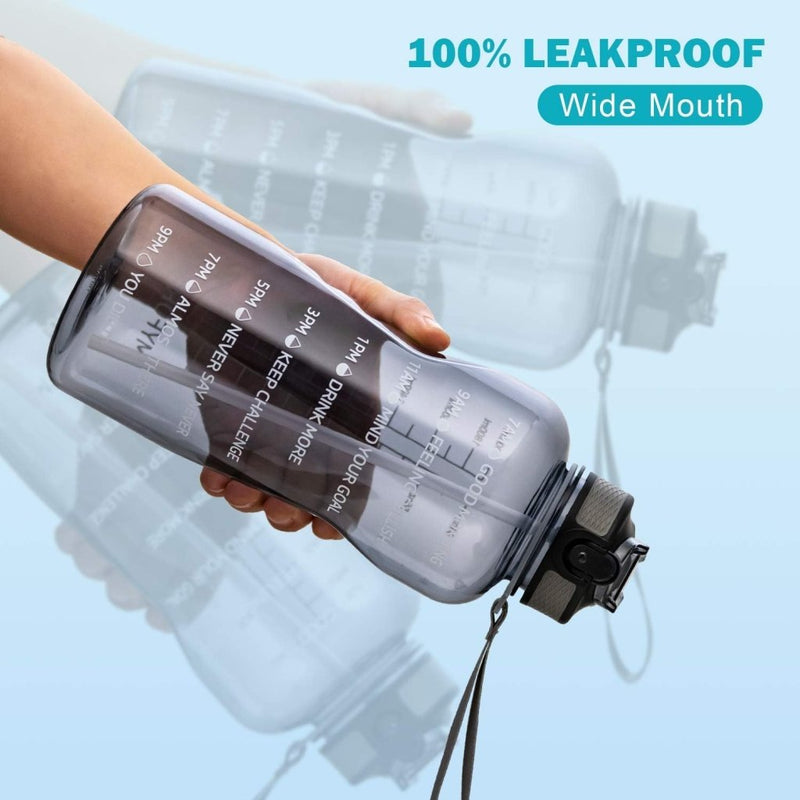 Laad afbeelding in Galerijviewer, Een hand houdt een transparante BPA-vrije Tritan waterfles vast met motiverende tijdmarkeringen en een band. Op de achtergrond staat &quot;100% Leakproof&quot; en &quot;Wide Mouth&quot;. Deze fles van 2,2 liter is perfect om gehydrateerd en geïnspireerd te blijven onderweg met zijn motiverende citaten.
