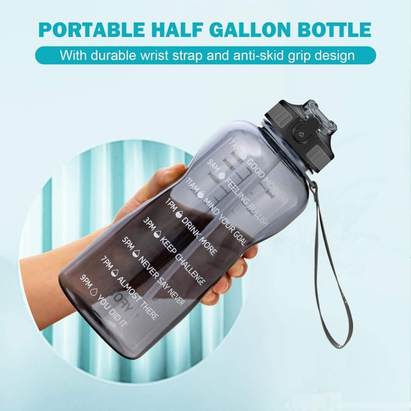Laad afbeelding in Galerijviewer, Een hand houdt een slanke grijze waterfles van 2,2 liter vast met motiverende tijdmarkeringen, een polsband en een antisliphandgreep. Deze draagbare hydratatiegenoot inspireert de hele dag. De tekst luidt: &quot;Hydrateer je actieve levensstijl met deze 2,2 liter waterflesjes.
