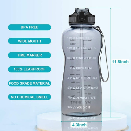 De 2,2 liter waterfles is voorzien van tijdmarkeringen met geleidende citaten van 7.00 tot 21.00 uur. Blauwe etiketten benadrukken het BPA-vrije Tritan-kunststof, de brede mond, het lekvrije ontwerp en het food-grade materiaal dat geen chemische geur garandeert.