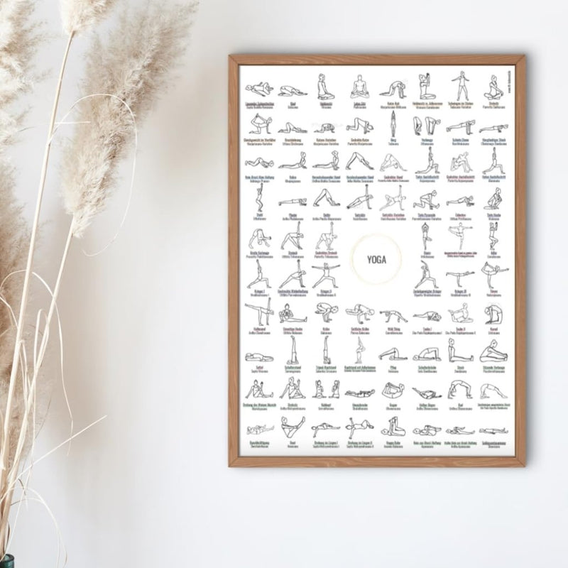 Laad afbeelding in Galerijviewer, De &quot;Ontdek de ultieme A2 yogaposter - Jouw gids naar 76 Asana&#39;s en meer!&quot; siert een witte muur met onder elke illustratie asana&#39;s gelabeld, aangevuld met hoog pampasgras - perfect voor de yogaliefhebber.
