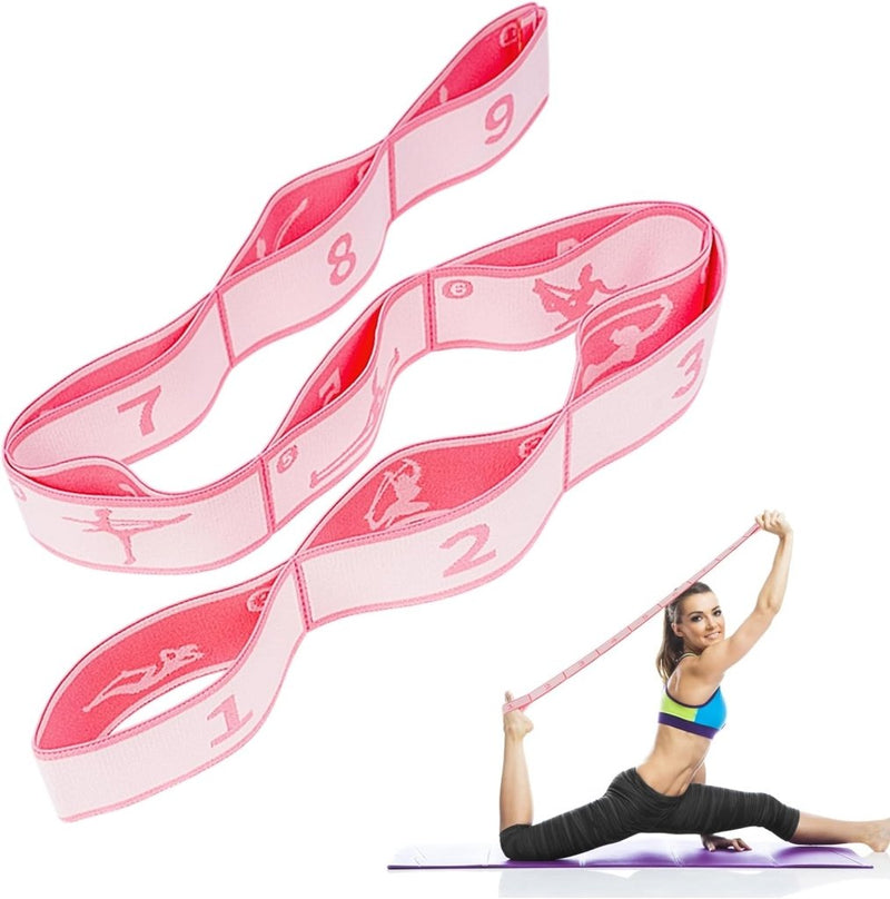 Laad afbeelding in Galerijviewer, Een vrouw gebruikt de roze &quot;Transformeer je flexibiliteit met de yoga stretchband&quot;, met genummerde lussen en oefeningenillustraties, om zittend haar benen te strekken op een mat, met als doel de flexibiliteit te vergroten en blessures te voorkomen.
