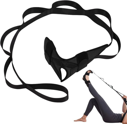 Een zwarte beenstrekkerband met een voetharnas en meerdere lussen, genaamd "Transformeer je flexibiliteit met de yoga stretchband!", helpt bij het verbeteren van de flexibiliteit. Het is aangetoond dat het helpt blessures te voorkomen tijdens trainingen door het been te strekken met behulp van de band.