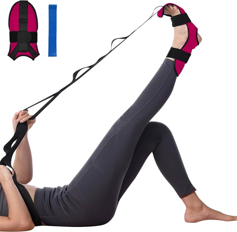 Laad afbeelding in Galerijviewer, Liggend op de rug gebruikt een persoon de &quot;Transformeer je flexibiliteit met de yoga stretchband!&quot; in roze en zwart voor een beenstrekking. Naast hen liggen een blauwe weerstandsband en riem, essentiële hulpmiddelen om de flexibiliteit te verbeteren en blessures te voorkomen.
