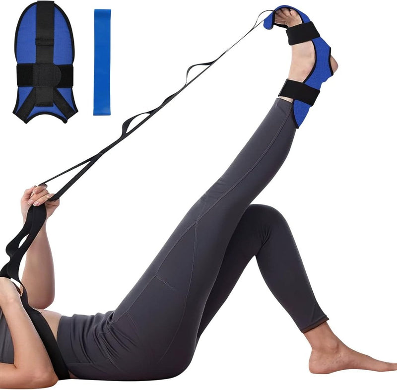 Laad afbeelding in Galerijviewer, Een persoon gebruikt de &quot;Transformeer je flexibiliteit met de yoga stretchband!&quot; om één been op te tillen terwijl hij op de grond ligt, wat de flexibiliteit vergroot. Een close-up in de hoek benadrukt het belang ervan bij het voorkomen van blessures.
