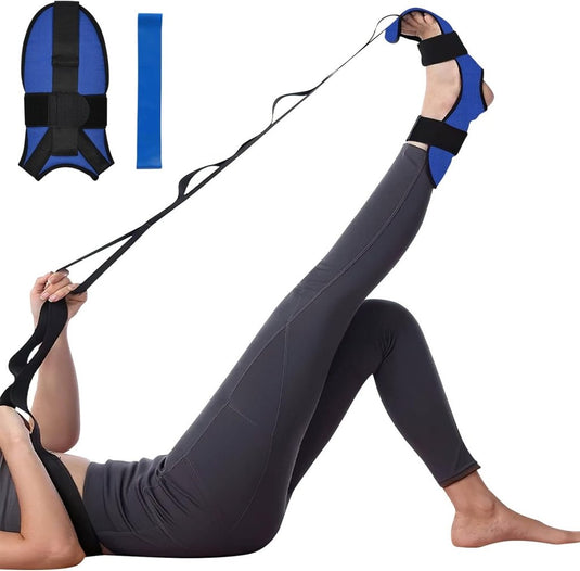 Een persoon gebruikt de "Transformeer je flexibiliteit met de yoga stretchband!" om één been op te tillen terwijl hij op de grond ligt, wat de flexibiliteit vergroot. Een close-up in de hoek benadrukt het belang ervan bij het voorkomen van blessures.