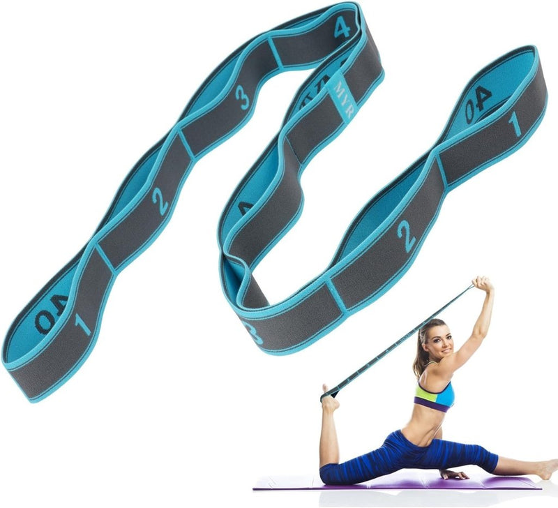 Laad afbeelding in Galerijviewer, De Transformeer je flexibiliteit yoga stretchband, met blauwgroene en grijze kleuren met genummerde lussen, is te zien boven een vrouw in sportkleding op een yogamat. Het is perfect voor het verbeteren van de flexibiliteit en het voorkomen van blessures tijdens trainingen.
