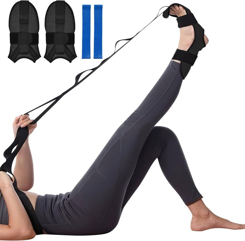 Laad afbeelding in Galerijviewer, Een persoon gaat liggen met de Transformeer je flexibiliteit met de yoga stretchband! over zijn voet om de flexibiliteit te verbeteren. In de buurt zijn accessoires zoals twee extra banden en twee blauwe banden, die allemaal helpen om blessures te voorkomen tijdens hun routine.
