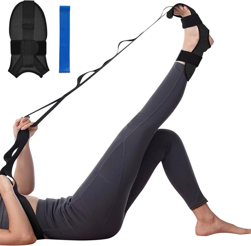 Laad afbeelding in Galerijviewer, Een persoon strekt zich omhoog met de &quot;Transformeer je flexibiliteit met de yoga stretchband&quot; in het zwart, draagt grijze leggings en een zwart topje. In de buurt zijn een blauwe weerstandsband en gevouwen riem zichtbaar. Deze pose is bedoeld om de flexibiliteit te verbeteren en blessures te voorkomen.
