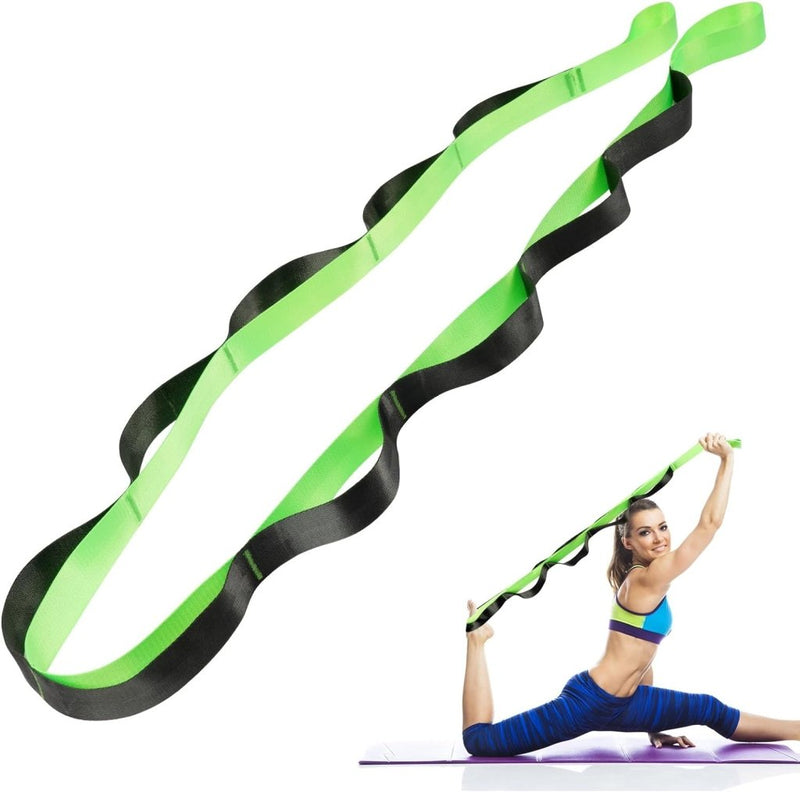Laad afbeelding in Galerijviewer, Een vrouw in sportkleding doet een split op een mat, waarbij ze de &quot;Transformeer je flexibiliteit met de yoga stretchband!&quot; gebruikt om haar flexibiliteit te vergroten. De groene en zwarte band is prominent boven haar te zien, wat helpt bij extensie en het voorkomen van blessures.
