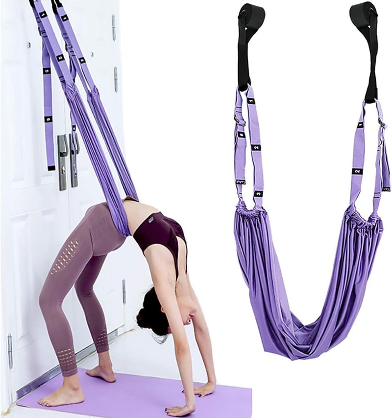 Laad afbeelding in Galerijviewer, Met de &quot;Verbeter je flexibiliteit met de beste yogariem&quot; voert iemand een omgekeerde houding uit op een paarse aerial yogahangmat die aan een deur is bevestigd. Dit benadrukt de veelzijdige rol van de riem bij het verbeteren van de flexibiliteit.
