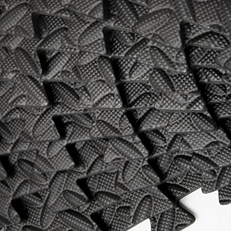 Laad afbeelding in Galerijviewer, Close-up van een zwarte rubberen mat met driehoekige patronen en een antislipprofiel, perfect als beschermende puzzelmat voor fitnessapparatuur.

