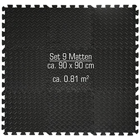 Deze negen in elkaar grijpende zwarte vloermatten met een ruitpatroon zijn 90 x 90 cm groot en beslaan ongeveer 0,81 m². Ze zijn ontworpen als "puzzelmatten voor fitnessapparaten" voor duurzaamheid en comfort en zijn gemaakt van EVA-schuim.