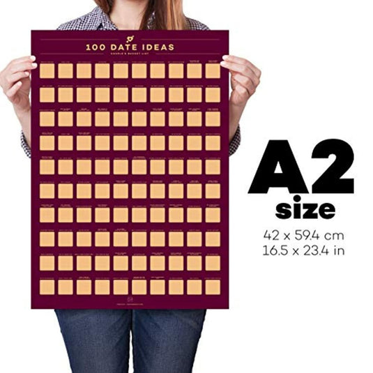 Iemand houdt een A2-formaat vast "Ontdek 100 afspraakjes met de romantische krasposter!" met gouden krasvierkantjes in een raster. Deze unieke poster is het perfecte Valentijnscadeau en biedt eindeloze afspraakideeën voor avontuurzoekende koppels.