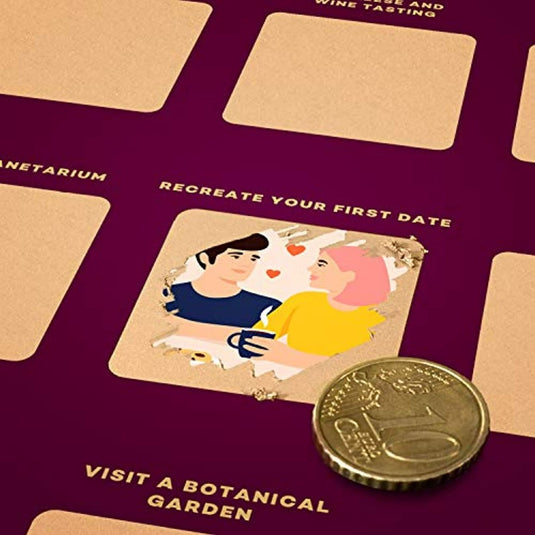 Op de "Ontdek 100 afspraakjes met de romantische krasposter!" zit een euromuntje! Krabben onthult een geïllustreerd stel met harten met het opschrift "Recreate Your First Date", dat perfecte afspraakideeën biedt voor een onvergetelijk Valentijnscadeau.