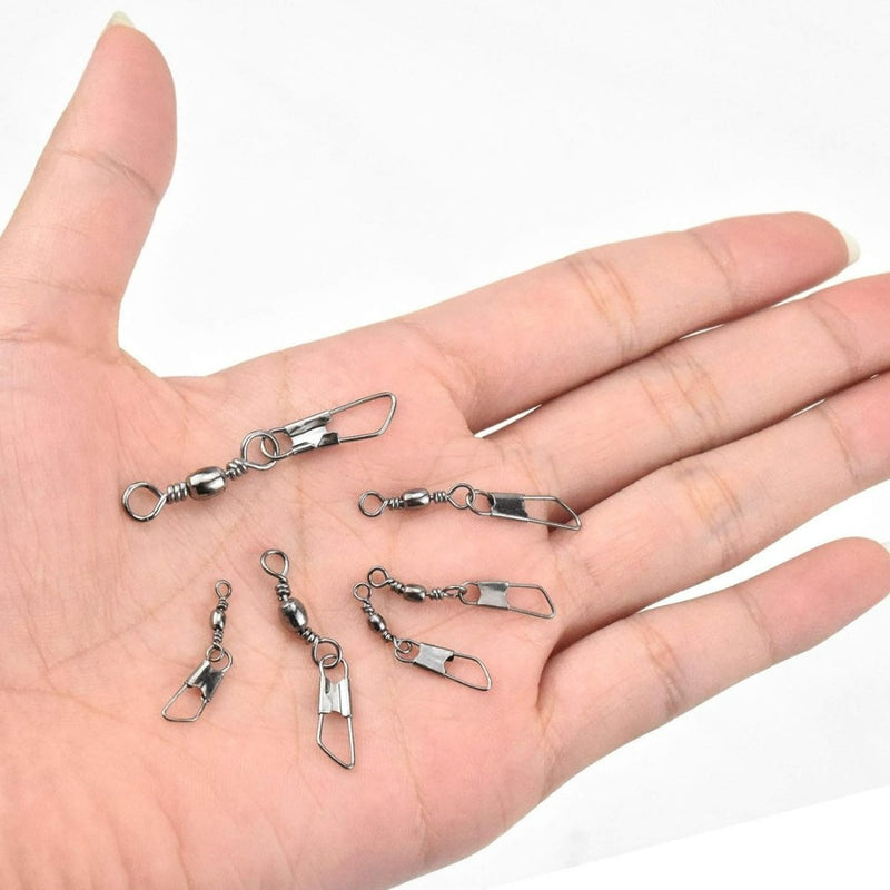 Laad afbeelding in Galerijviewer, Een hand toont verschillende &quot;Upgrade jouw viservaring met hengelwervels met kogellagers&quot; met karabijnhaken op een open handpalm tegen een witte achtergrond, wat een soepele rotatie en minder lijnverdraaiing bevordert.
