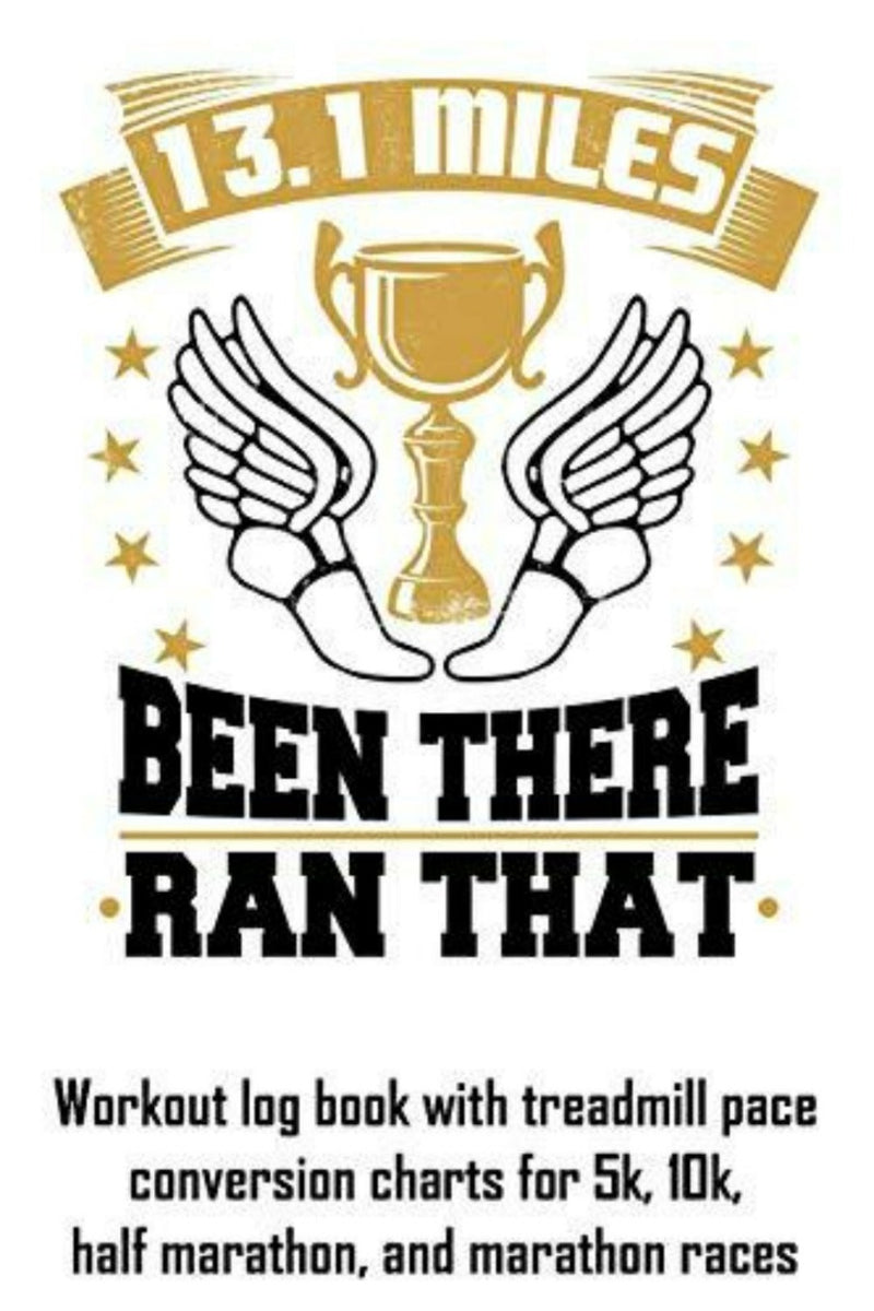 Laad afbeelding in Galerijviewer, Een afbeelding van een trofee met vleugels en sterren begeleidt de tekst &quot;13.1 Miles Been There Ran That&quot;. De afbeelding bevat een trainingslogboek met omrekentabellen voor loopbandtempo&#39;s. Hiermee kunt u uw fitnessdoelen voor verschillende races bijhouden en behalen.
