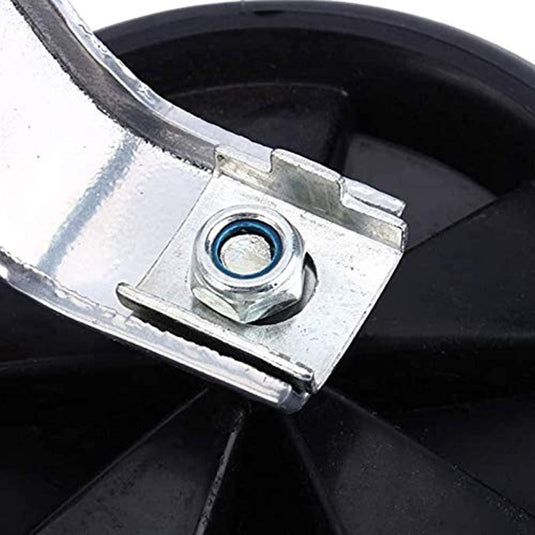 Close-up van een metalen beugel met een bout en moer waarmee een wiel met een zwarte velg wordt vastgezet, uit het product "Zijwieltjes voor kinderfietsen: De veilige start van hun fietsplezier!", waardoor veiligheid gegarandeerd is.