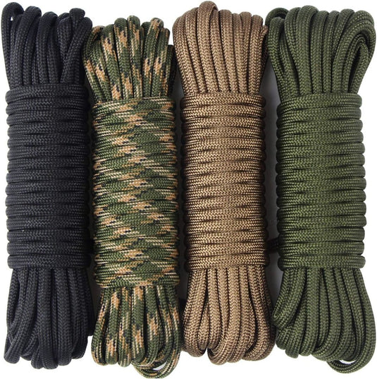 Vier rollen duurzaam paracord in zwart, camouflage, bruin en groen zijn netjes naast elkaar gerangschikt op een witte achtergrond. Elk stuk, uit ons 