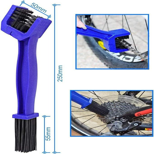 Het 4x kettingreiniger en versnellingsreinigingsgereedschap voor motor en fiets heeft een comfortabele grip en borstelharen met twee uiteinden voor een efficiënte reiniging, zoals weergegeven in afbeeldingen die de multifunctionele borstels en nauwkeurige afmetingen van een fietsketting benadrukken.