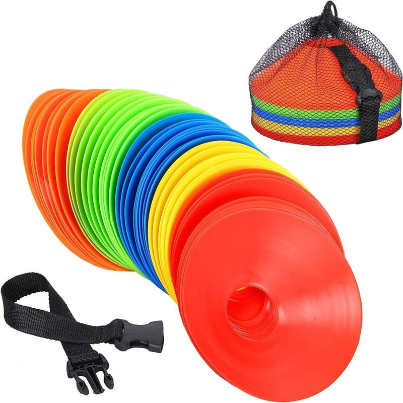 Laad afbeelding in Galerijviewer, De set &quot;Transformeer je spel met onze trainingshoedjes van duurzaam PE&quot; bevat kleurrijke plastic markers in de kleuren rood, geel, groen en blauw. Ze bieden een hoge zichtbaarheid tijdens de training en worden geleverd met een zwarte mesh-tas voor handige opslag.
