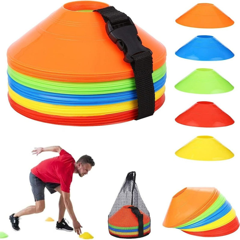 Laad afbeelding in Galerijviewer, De Transformeer je spel set bevat veelkleurige trainingshoedjes met zwarte bandjes en een mesh tas voor zichtbaarheid. Een gebruiker in een rood shirt gebruikt kegels in oranje, groen, blauw, geel en rood, wat duurzaamheid biedt voor intensieve trainingssessies.
