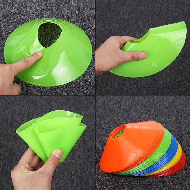 Laad afbeelding in Galerijviewer, Vier afbeeldingen tonen stapelbare, flexibele trainingshoedjes in levendig groen en oranje. Eén toont een kegel die wordt ingedrukt, een andere toont het gevouwen, terwijl twee stapels tonen. Hun felle kleuren vergroten de zichtbaarheid op het veld en tonen de duurzaamheid en veelzijdigheid van &quot;Transformeer je spel met onze trainingshoedjes van duurzaam PE.
