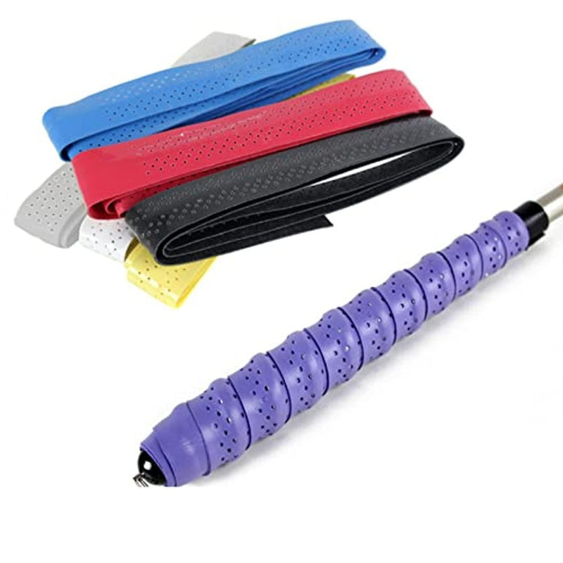 Laad afbeelding in Galerijviewer, De &quot;Padel grip set: personaliseer je racket en verbeter je spel&quot; bevat vijf kleurvaste en geperforeerde grips in de kleuren blauw, rood, zwart, wit en geel naast een paars omwikkelde handgreep.

