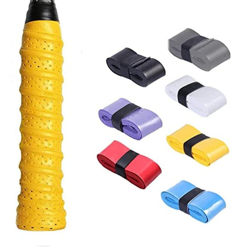 Laad afbeelding in Galerijviewer, Een gele overgrip is om een handvat gewikkeld, naast zeven gevouwen padelgrips in zwart, grijs, wit, paars, rood, blauw en nog een witte, vastgezet met zwarte banden voor verbeterde grip. Product: Padelgripset: personaliseer je racket en verbeter je spel.
