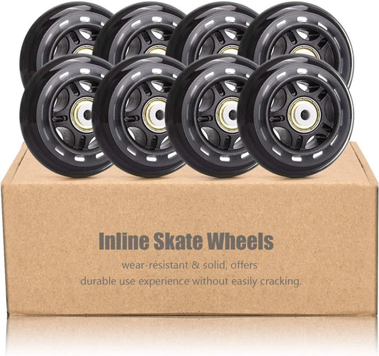 Een set van acht zwarte Verbeter je skate ervaring wielen, 76 mm groot met een hardheid van 84A, zijn in twee rijen op een bruine doos met het label 'Inline Skate Wheels' geplaatst.