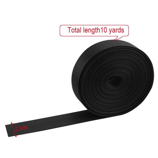 Er wordt een zwarte rol nylonband getoond, van 10 meter lang en 2,6 cm breed, perfect voor gebruik met een ABS-kunststof sluiting van het product "Ontdek de veelzijdigheid van deze steekgesp rugzakband: Eenvoudig, stevig en stijlvol.