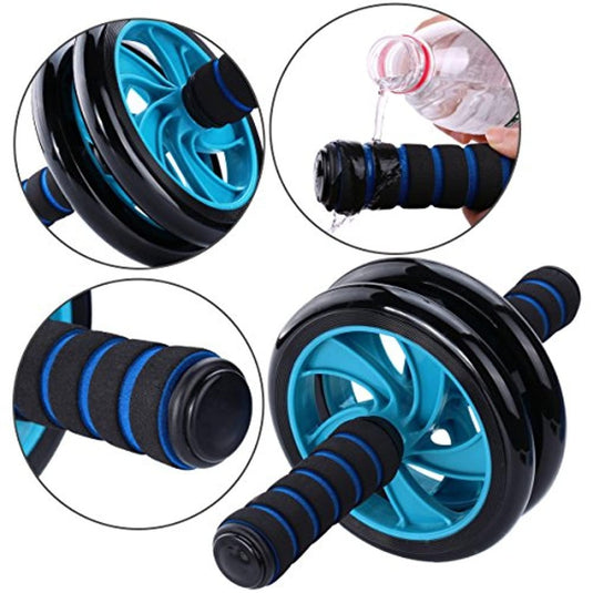 Een close-up van de blauwe en zwarte Transformeer ab wheel heeft getextureerde handgrepen voor effectieve workouts. Inzetstukken tonen water dat over het wiel stroomt, wat de nadruk legt op het eenvoudige schoonmaken ervan: een must-have voor elke buikspiertrainer.
