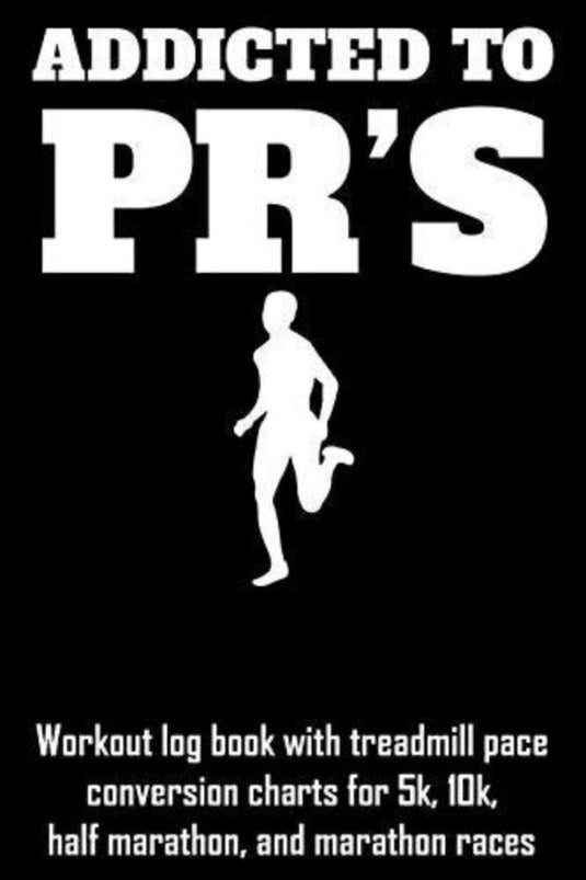 Zwart trainingslogboek getiteld "Addicted to PR's" met het silhouet van een hardloper. Het bevat loopbandtempografieken voor 5 km, 10 km, halve marathon en marathonraces, ideaal om je fitnessvoortgang bij te houden.