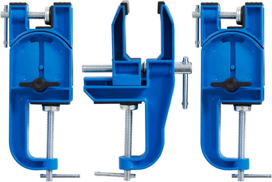 Drie blauwe Alpine ski bankschroefklemmen, gemaakt van duurzaam aluminium en voorzien van schroefdraadbouten en rubberen handgrepen, worden vanuit verschillende hoeken op een onberispelijk witte achtergrond getoond.