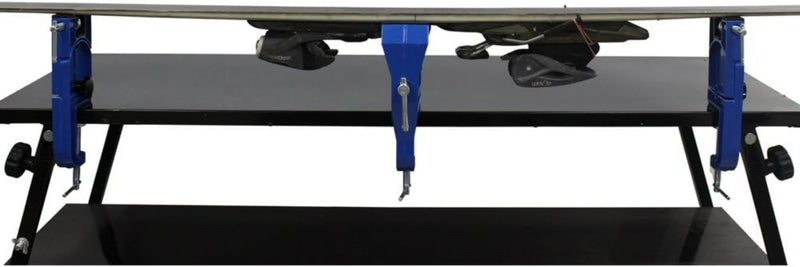 Laad afbeelding in Galerijviewer, De Alpine ski bankschroef wordt gebruikt om een ski vast te zetten op de tuning bench met blauwe klemmen, bindingen zichtbaar eronder. Gemaakt van duurzaam aluminium, het heeft verstelbare hoekinstellingen voor nauwkeurige aanpassingen.
