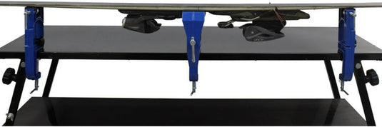 De Alpine ski bankschroef wordt gebruikt om een ski vast te zetten op de tuning bench met blauwe klemmen, bindingen zichtbaar eronder. Gemaakt van duurzaam aluminium, het heeft verstelbare hoekinstellingen voor nauwkeurige aanpassingen.