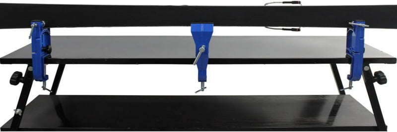 Laad afbeelding in Galerijviewer, De Alpine ski bankschroef bevestigt de ski&#39;s met blauwe klemmen aan een zwarte werkbank en is voorzien van verstelbare hoekinstellingen voor nauwkeurige afstelling en waxen.
