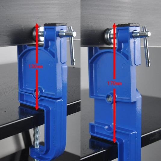Twee blauwe klemmen, gemaakt van duurzaam aluminium, zetten een plank vast; de linker meet 130 mm en de rechter 170 mm met rode pijlindicatoren. Perfect voor veelzijdige projecten, vergelijkbaar met een alpine ski-bankschroef - de perfecte oplossing voor het tunen en waxen van je ski's.