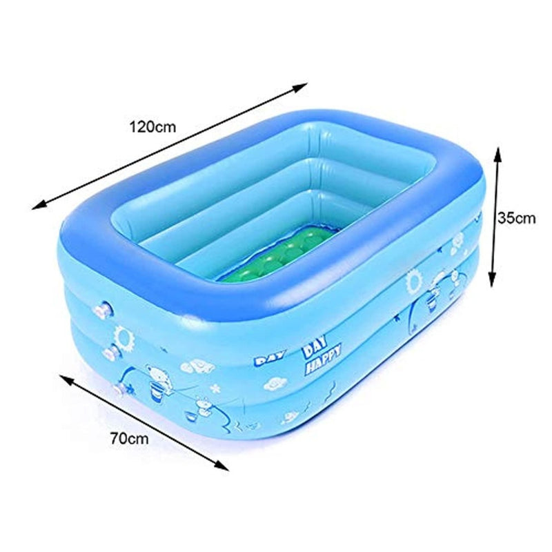 Laad afbeelding in Galerijviewer, Het &quot;Beleef zomerplezier met ons opblaasbaar zwembad voor baby&#39;s&quot; is een rechthoekig blauw zwembad met leuke cartoonafbeeldingen op de zijkanten. Het is gemaakt van duurzaam PVC en heeft een afmeting van 120 cm x 70 cm x 35 cm, wat zowel plezier als veiligheid biedt voor baby&#39;s tijdens het spelen.
