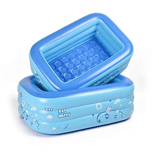 Twee blauwe "Beleef zomerplezier met ons opblaasbare zwembad voor baby's", gemaakt van duurzaam PVC met cartoonmotieven en "DAY HAPPY" op de zijkant, voor babyveiligheid.
