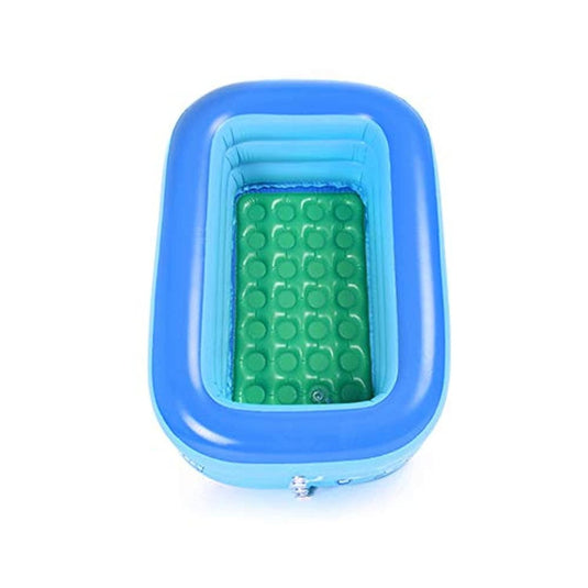 Een opblaasbaar kinderzwembad met structuurbodem in blauw en groen met een zichtbare luchtklep, gemaakt van duurzaam PVC voor verbeterde duurzaamheid, is verkrijgbaar als het "Beleef zomerplezier met ons opblaasbare zwembad voor baby's.