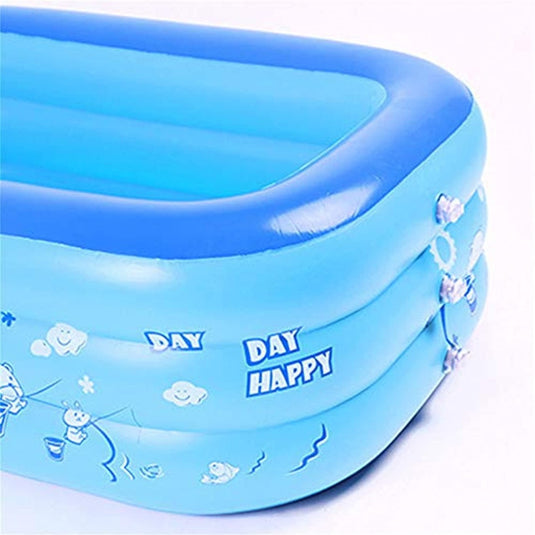 Close-up van een blauw Beleef zomerplezier opblaasbaar zwembad met "Day Happy" op de zijkant geschreven, met stripfiguren en golven, gemaakt van duurzaam PVC voor verbeterde babyveiligheid.