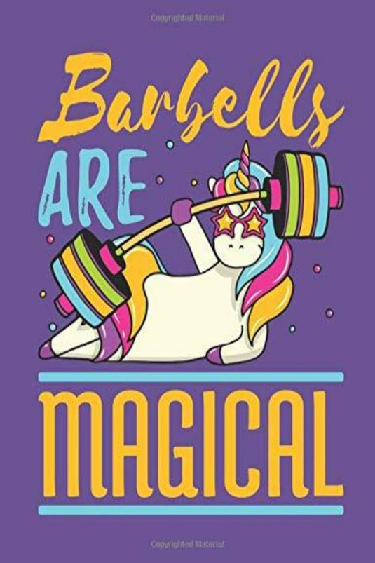 Een cartoon eenhoorn met regenbooghaar tilt halters op een paarse achtergrond op voor een grillig, inspirerend fitnessdagboek. De tekst 