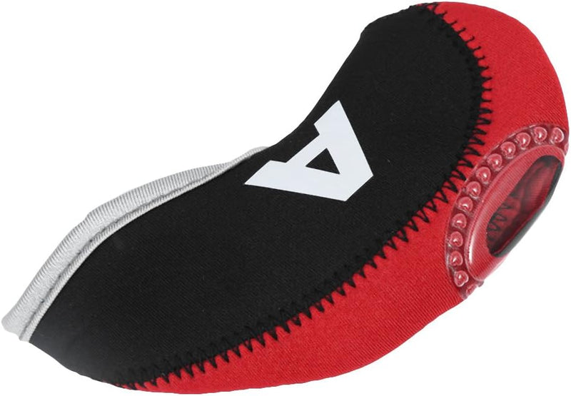 Laad afbeelding in Galerijviewer, Een zwarte en rode neopreen hoes met een transparant gedeelte met een witte &quot;A&quot; biedt uitstekende bescherming, ideaal voor het beschermen van golfclubs tegen beschadiging en slijtage met deze duurzame, waterdichte hoezen.
