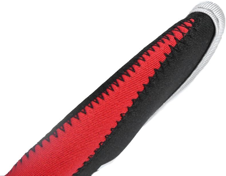 Laad afbeelding in Galerijviewer, Close-up van een rood-zwarte neopreen handvathoes met witte stiksels, van Bescherm je golfclubs, ontworpen voor comfort en bescherming.
