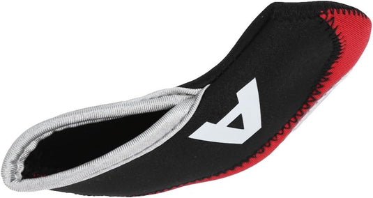 Een zwarte neopreen teenbescherming voor fietsen met een rode binnenkant en wit logo, ontworpen voor bescherming en isolatie.