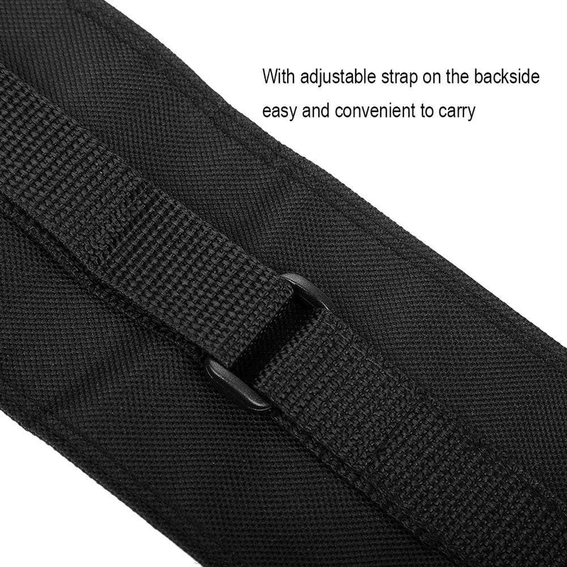 Laad afbeelding in Galerijviewer, Op een bijpassende achtergrond is een zwarte draagriem met verstelbare gesp afgebeeld. Tekst: &quot;Gemaakt van duurzaam nylon voor bescherming tegen krassen. De verstelbare riem aan de achterkant maakt het gemakkelijk en handig om onze &quot;Bescherm je biljartclub in stijl&quot; kwaliteitsvolle keutas te dragen.
